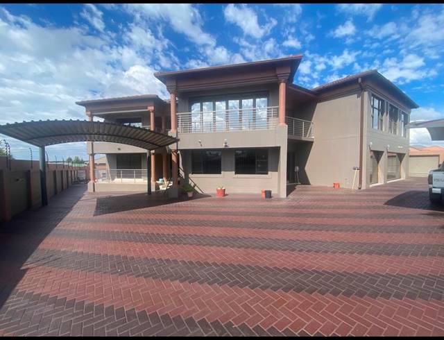 6 BEDROOM HOUSE FOR SALE IN AERORAND
